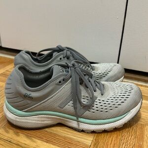 New Balance 860 Sneakers